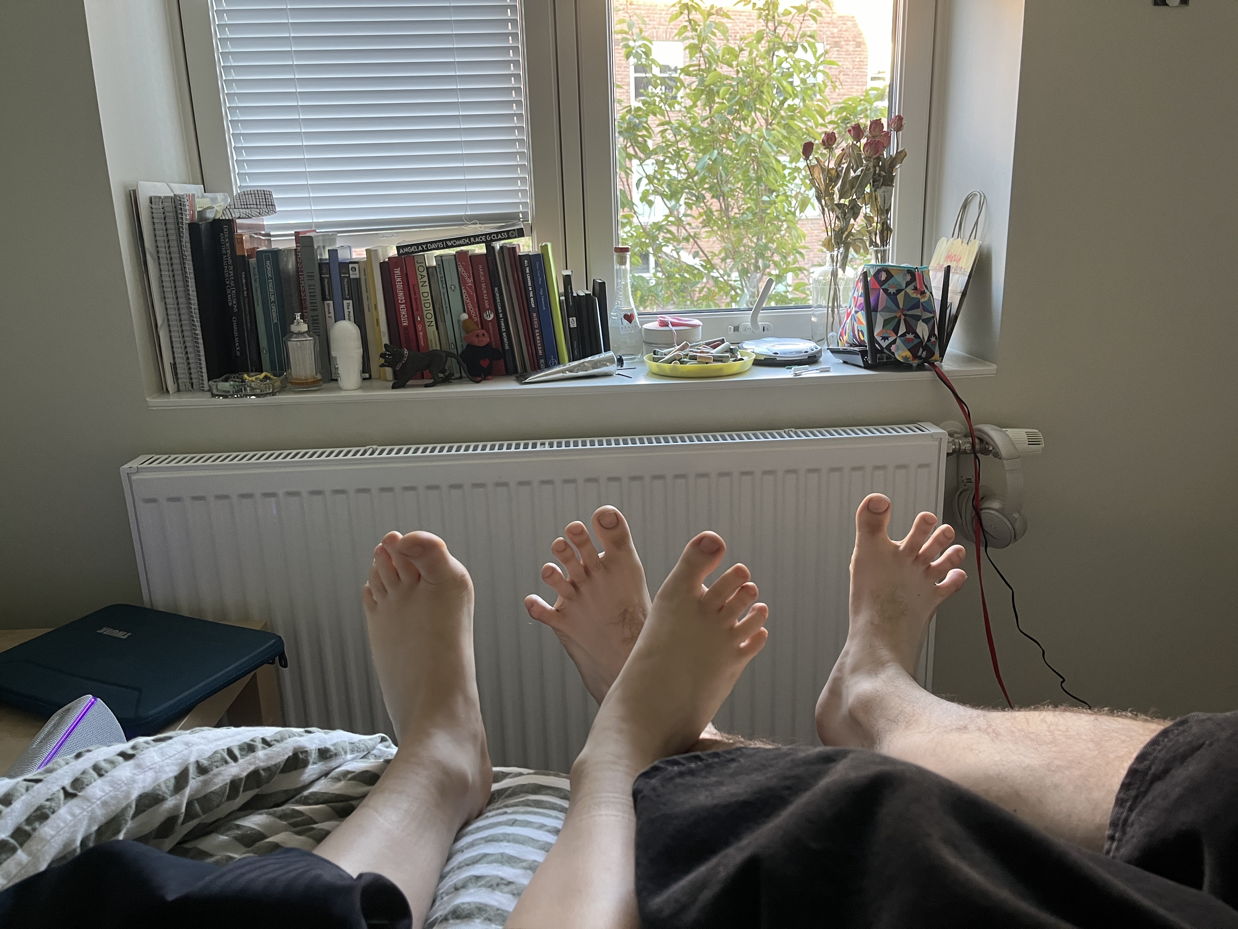 amelia and elias have feet